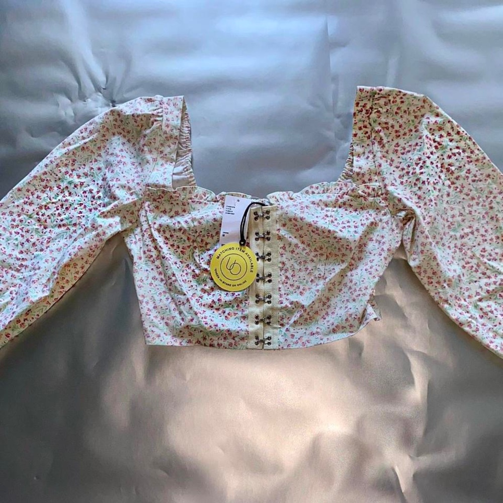 Urban Outfitters flower top - Picture 2 of 2